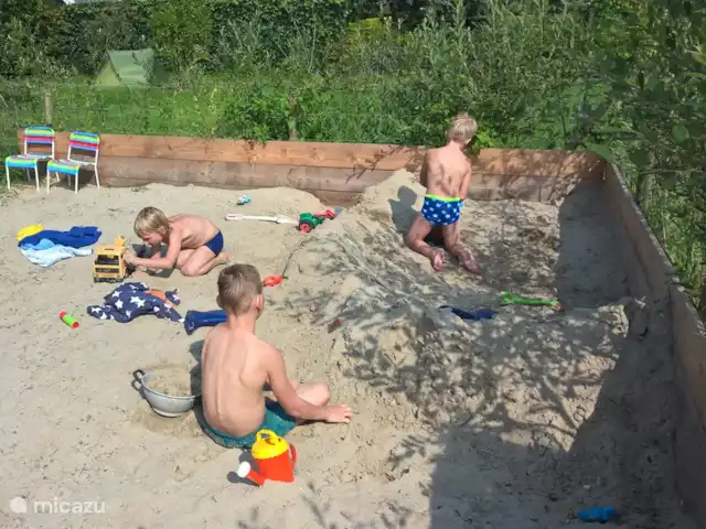 Het strandje bij het zwembad. Inclusief speelgoed!